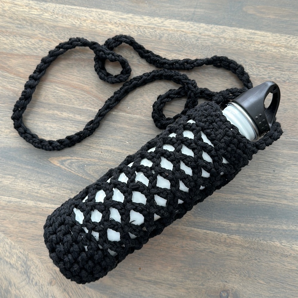 UNISEX Beautiful crochet hand-made shoulder bottle carrier. 100 % cotton.